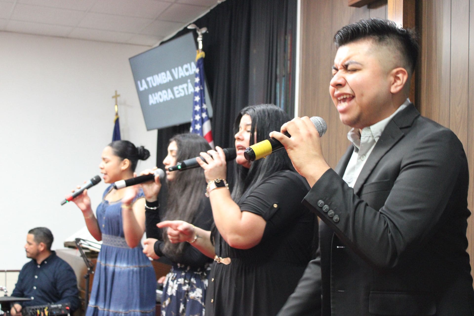 Personas cantando
